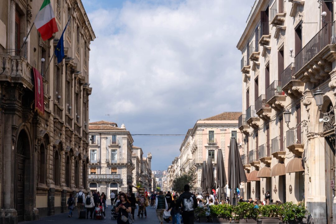 Turisti in via Etnea a Catania